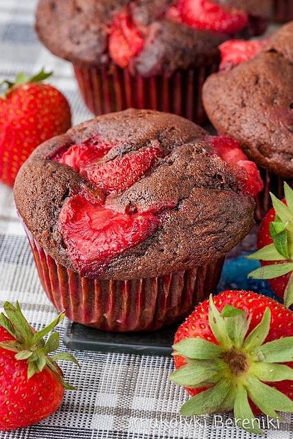 Muffiny czekoladowe z truskawkami