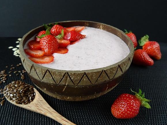 Truskawkowa smoothie bowl z siemieniem lnianym