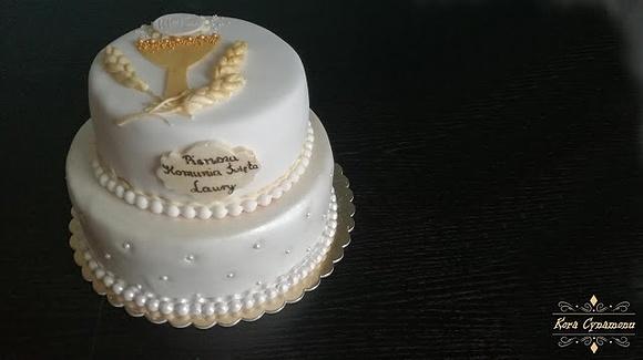 Tort komunijny piętrowy z dekoracjami zboża i złotymi akcentami