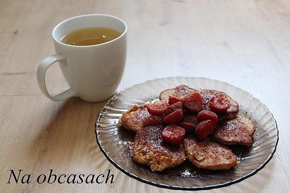 Placki bananowo-orkiszowe z truskawkami i czekoladą