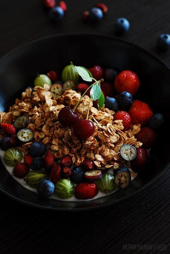 Szybka granola z patelni z owocami i jogurtem naturalnym