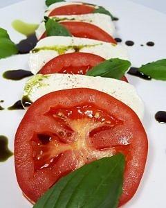 Sałatka Caprese - pomidory, mozzarella i bazylia, keto, lchf, bez glutenu