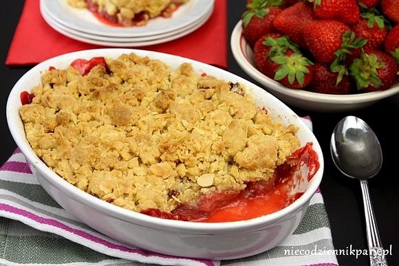 Crumble z truskawkami i rabarbarem