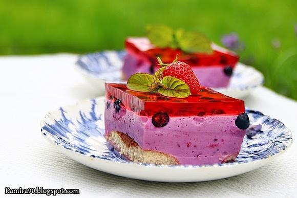 Jagodowe ciasto bez pieczenia z pianką waniliową