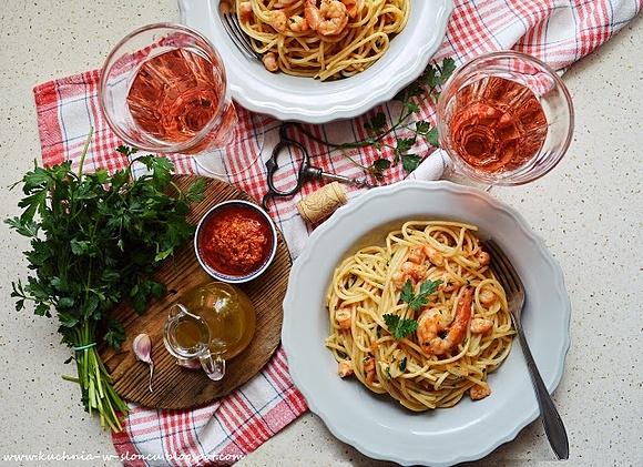 Spaghetti z krewetkami, czerwonym pesto i różowym winem