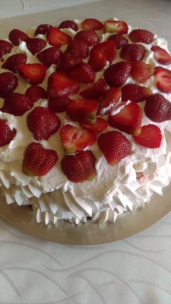 Tort bezowy z truskawkami