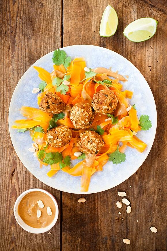 Orzechowe klopsiki z kaszy quinoa i ciecierzycy