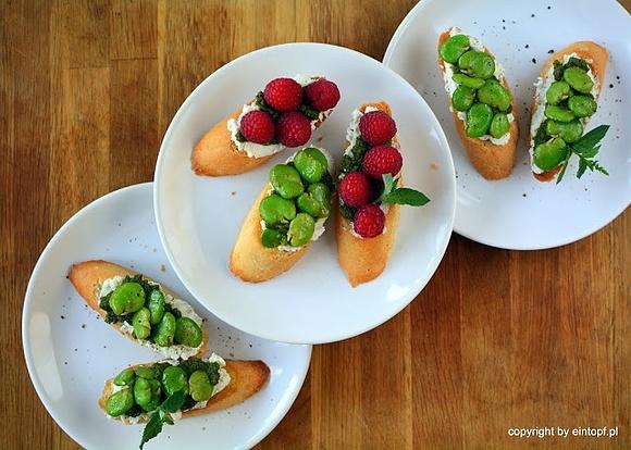 Tosty z ricottą, miętowym pesto, bobem i malinami