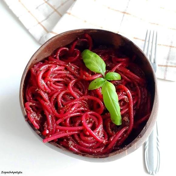 Spaghetti z botwinkowym pesto