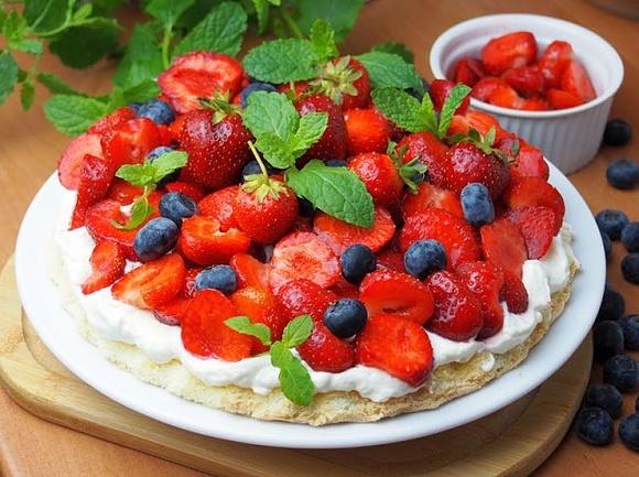 Tarta biszkoptowa z truskawkami