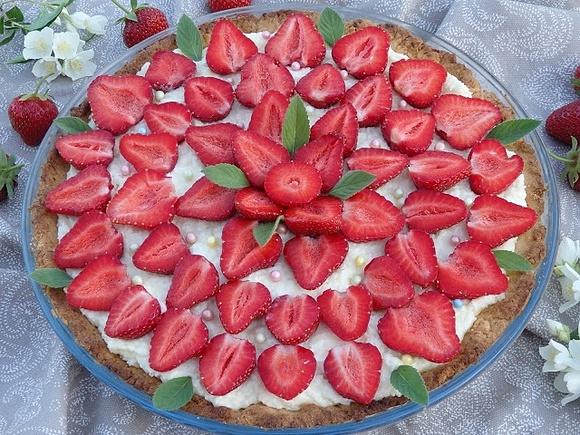 Tarta Rafaello z truskawkami