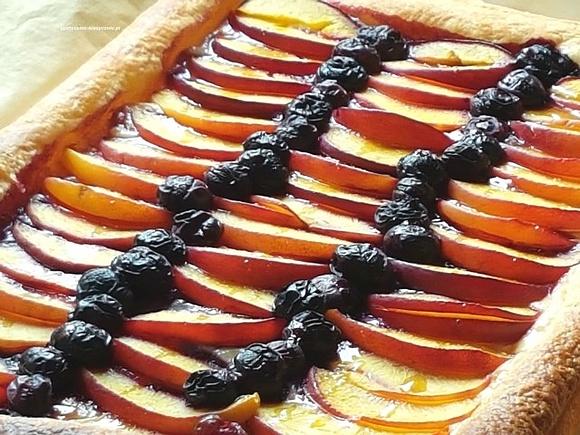 Tarta z nektarynkami i borówkami