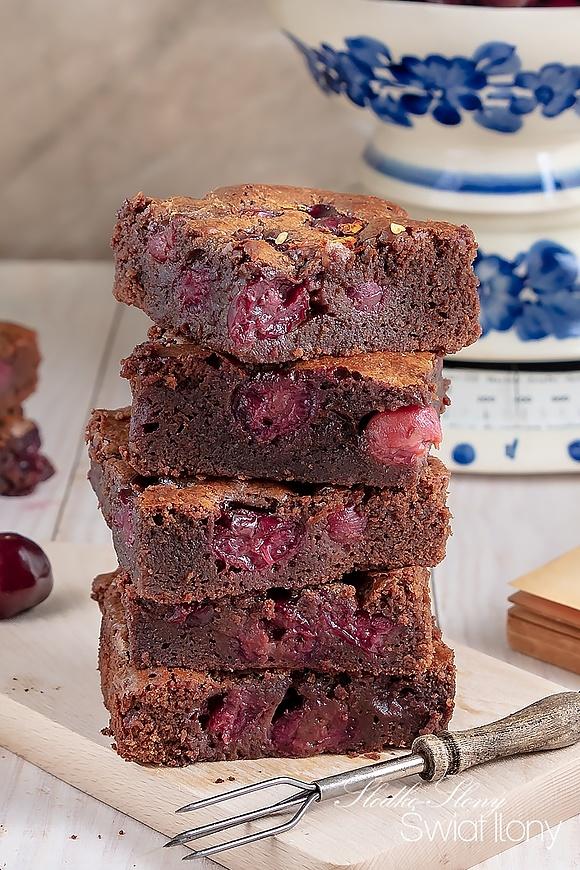 Brownie z czereśniami i chili
