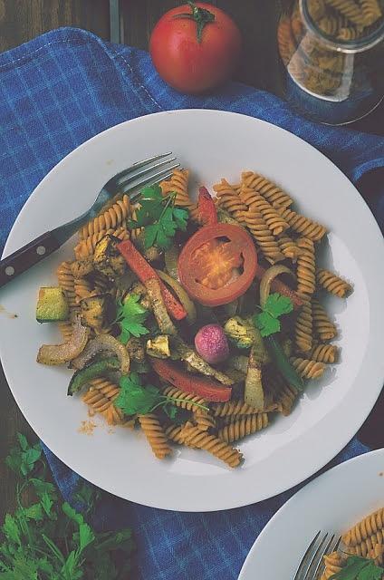 Makaron z pieczonymi warzywami i czerwonym pesto