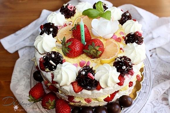 Ekspresowy tort bezowy z cytrynowym kremem mascarpone i truskawkami