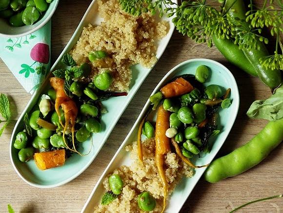 Wegańska quinoa z warzywami, limonką i miętą