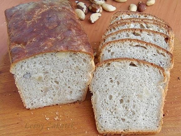 Chleb z orzechami brazylijskimi na szklanki