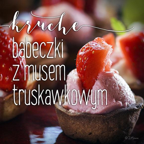 Kruche babeczki z musem truskawkowym
