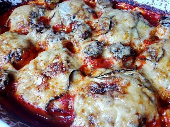 Zapiekane kotleciki z cukinii w sosie pomidorowym