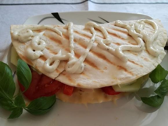 Quesadila z kurczakiem i warzywami