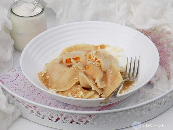 Pierogi z morelami jogurtem naturalnym i białą czekoladą