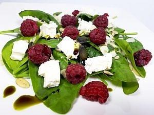 Sałatka ze szpinakiem, fetą i malinami - keto, lchf, bez glutenu