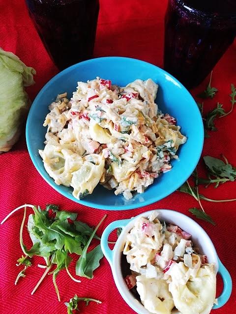 Sałatka z tortellini i kurczakiem