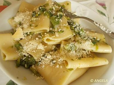 Paccheri z kwiatami i liśćmi dyni