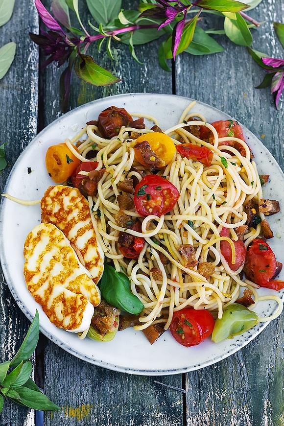 Spaghetti z pomidorami halloumi i grzankami
