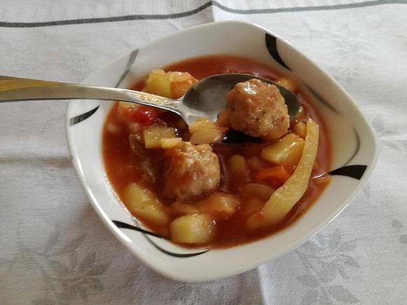 Danie jednogarnkowe z kapustą i mięsnymi kulkami