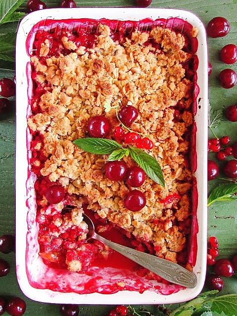 Owsiane crumble z owocami lata