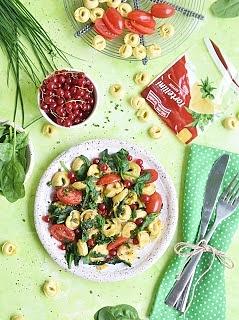 Tortellini ze szpinakiem, pomidorkami i porzeczkami