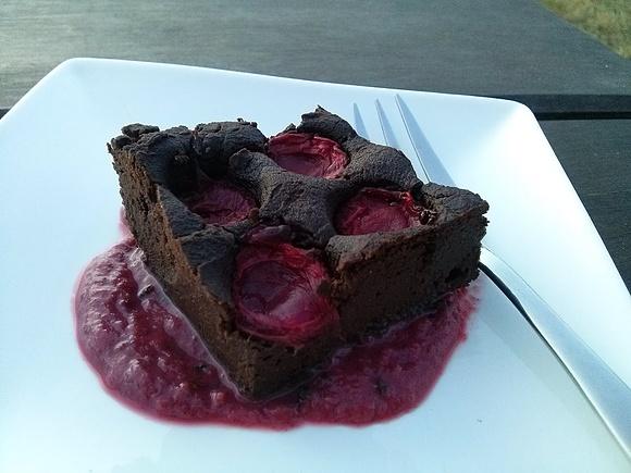 Brownie z fasoli, wiśniami i sosem wiśniowym - wegańskie i bezglutenowe