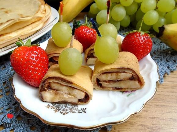 Naleśnikowe koreczki z czekoladą i bananem na jeden kęs