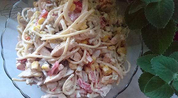 Sałatka z makaronem spaghetti