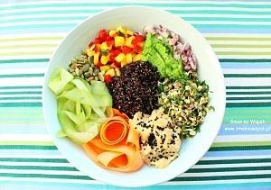 Fit bowl zdrowa misa sałatkowa z warzyw i hummusem
