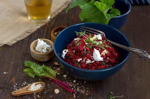 Risotto z botwinką, kozim twarożkiem i orzechami laskowymi