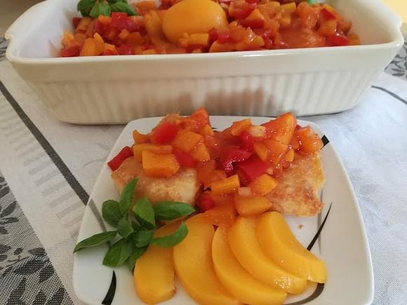 Filet rybny słodko kwaśny z brzoskwiniami i papryką