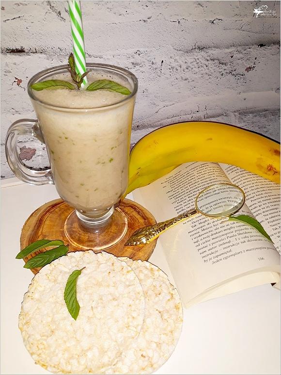 Zdrowe orzeźwiające smoothie na wodzie kokosowej