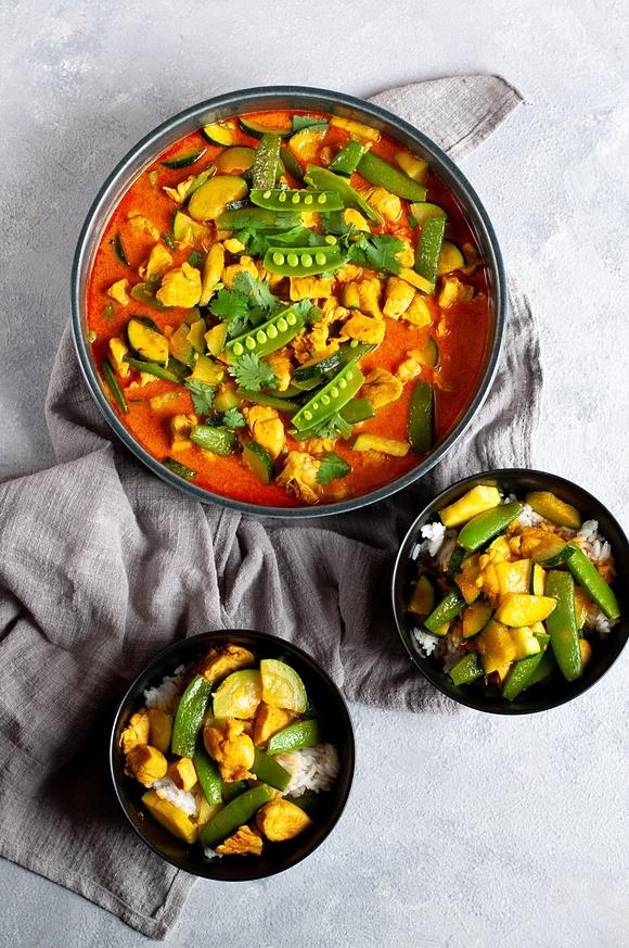 Curry z kurczaka z groszkiem cukrowym i cukinią