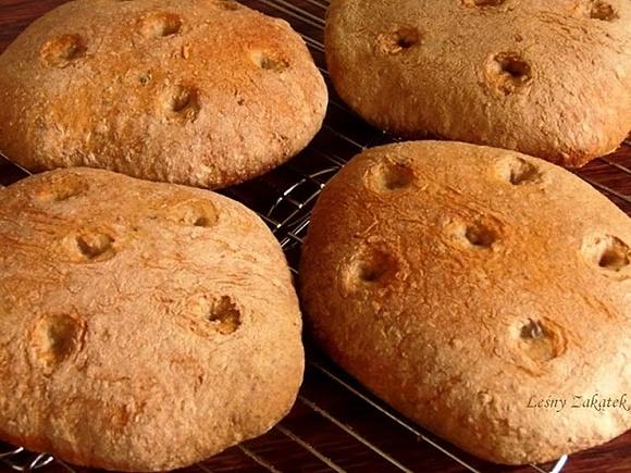 Chlebki na zaczynie z czerstwego pieczywa na zakwasie