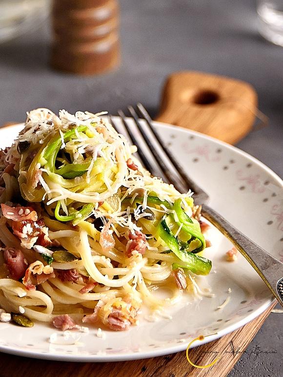 Spaghetti z cukinii w sosie carbonara z ziarnami