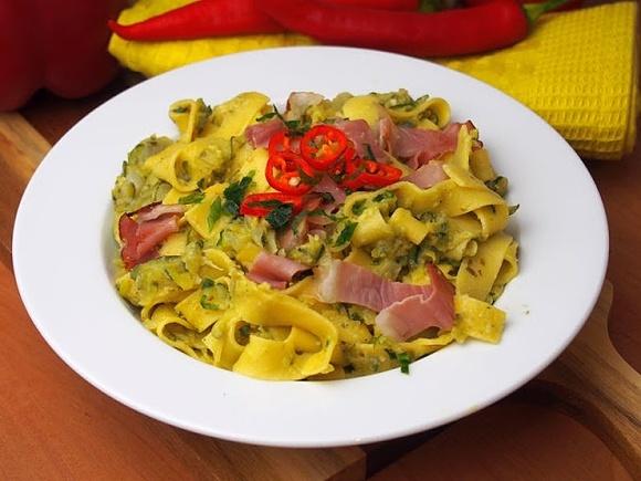 Makaron z cukinią, pesto, chili i szynką parmeńską