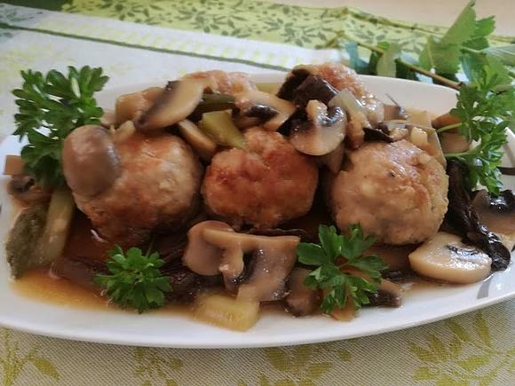 Małe mięsne kuleczki w sosie myśliwskim