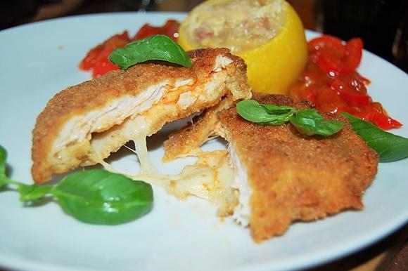 Szufladki z mozzarellą i pesto z piersi indyka