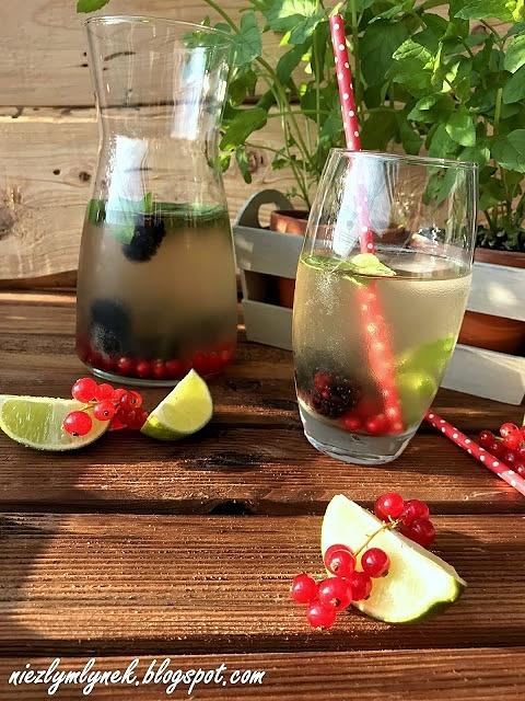 Kokosowa lemoniada z porzeczkami i jeżyną