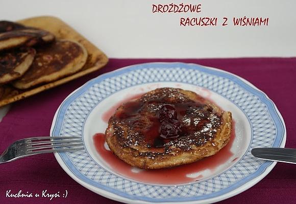 Drożdżowe racuszki z wiśniami