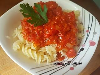 Makaron z sosem pomidorowym