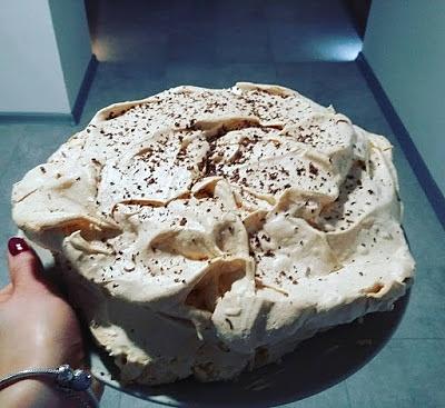 Tort bezowo-kawowy