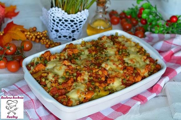 Makaronowa zapiekanka z kurczakiem i pomidorami